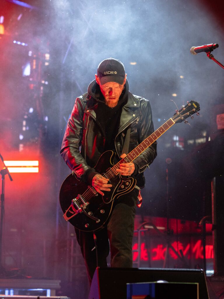 woŚp 2026 koncert dziwna wiosna światłą na scenie i dym - sesja portretowa Łódź